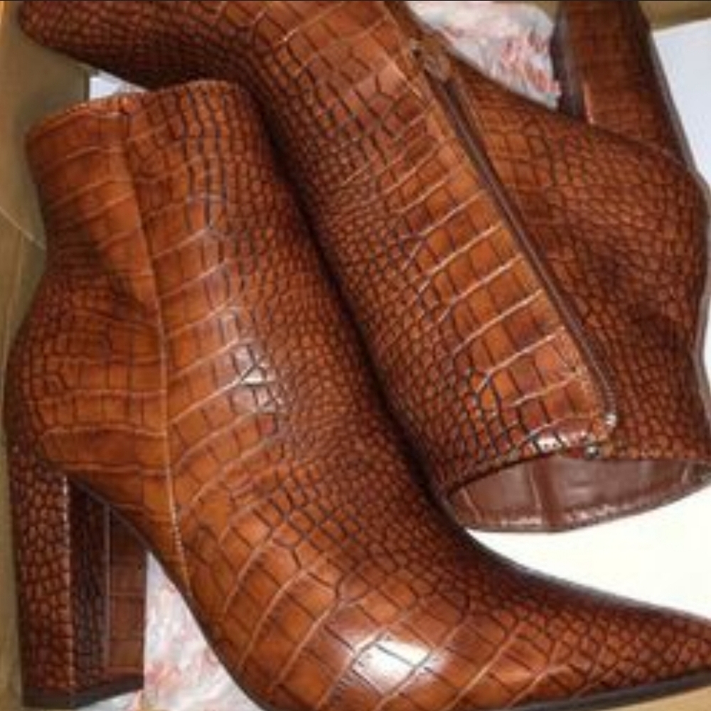 Bamboo brown crocodile booties size 7